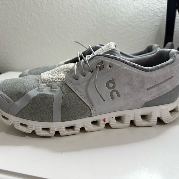 On cloud 5 Running Men's Gray Athletic Shoes - Picture 5 of 12